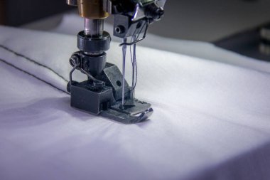 Beyaz kumaş ile profesyonel çift iğne dikiş makinesi