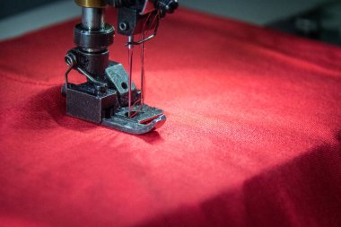 Kırmızı kumaş ile profesyonel çift iğne dikiş makinesi