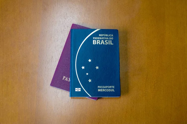 Pasaportes Brasileños Europeos Sobre Fondo Madera —  Fotos de Stock