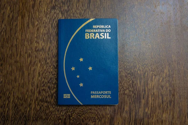 Pasaporte Brasileño Sobre Fondo Madera —  Fotos de Stock