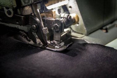 Siyah kumaş ile profesyonel Overlok dikiş makinesi