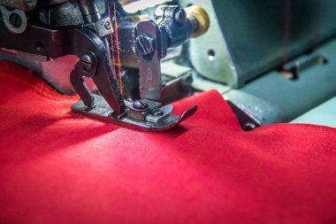 Kırmızı kumaş ile profesyonel Overlok dikiş makinesi