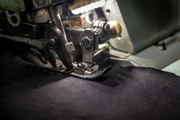 Siyah kumaş ile profesyonel Overlok dikiş makinesi