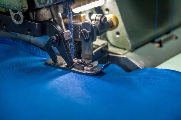 Machine Coudre Professionnelle Overlock Avec Tissu Bleu — Photo