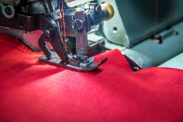 Kırmızı kumaş ile profesyonel Overlok dikiş makinesi