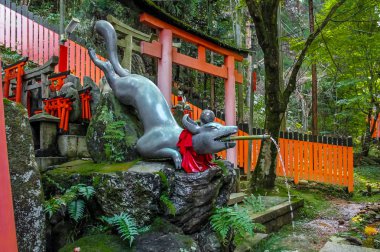 Fushimi Inari Tapınağı 'ndaki Fox Heykeli Su Fıskiyesi - Kyoto, Japonya