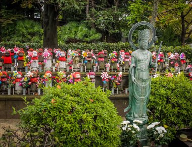 Jizo heykeller mezarlığı Zojo-ji Tapınağı, Tokyo, Japonya