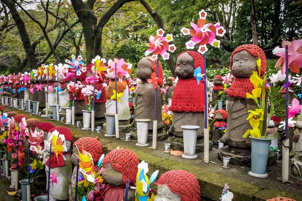 Jizo heykeller mezarlığı Zojo-ji Tapınağı, Tokyo, Japonya