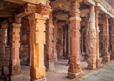Sütun Quwwat-Ul-Islam Camii, Qutb Minar karmaşık, Yeni Delhi