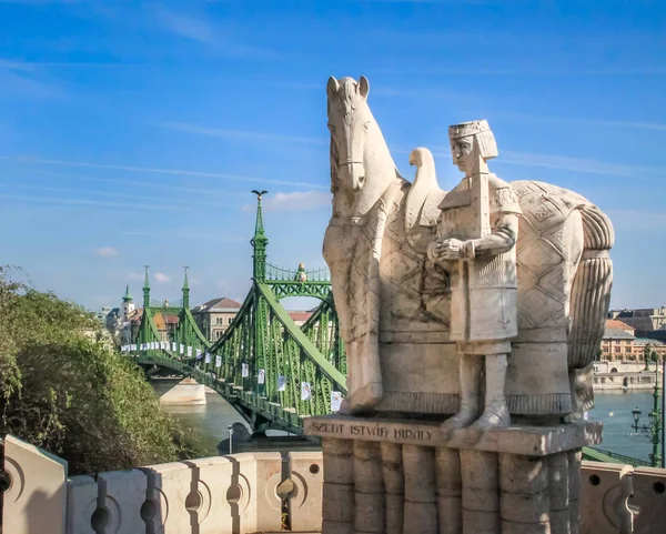 Stephan King Statue Und Freiheitsbrücke Budapest Ungarisch — Stockfoto