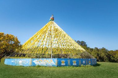 Tres Coroas, Brezilya - Eylül 7, 2018: Budist dua bayrakları Chagdud Gonpa Khadro Ling Budist Tapınağı - Tres Coroas, Rio Grande do Sul, Brezilya