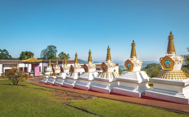 Chagdud Gonpa Khadro Ling Budist Tapınağı 'ndaki Stupas - Tres Coroas, Rio Grande do Sul, Brezilya