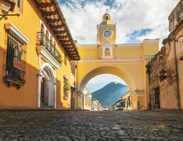 圣卡塔利娜拱门阿瓜火山-安提瓜, 危地马拉 — 图库照片