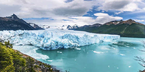 Panoramisch uitzicht van Perito Moreno gletsjer in het Nationaal Park Los Glaciares in Patagonië - El Calafate, Santa Cruz, Argentina — Stockfoto