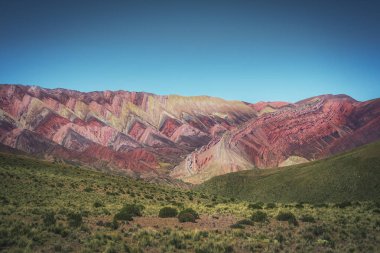 Serrania de Hornocal, on dört renk hill adlı Quebrada de Humahuaca - Humahuaca, Jujuy, Arjantin