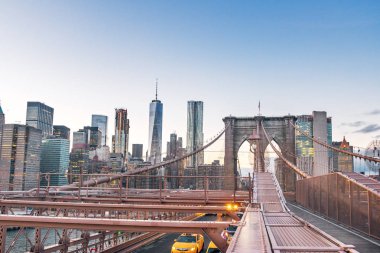 Panoramik görünüm Brooklyn Köprüsü trafiği ve Manhattan siluetinin - New York, ABD