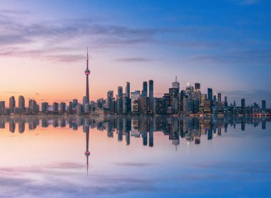 Toronto manzarası yansıması - Toronto, Ontario, Kanada ile gün batımında