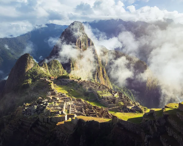 Machu Picchu Inca ruins with fog - Sacred Valley, Peru — Stock Photo, Image