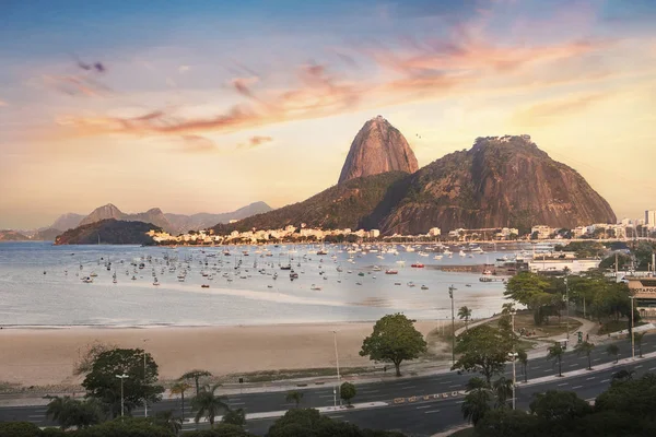 Botafogo, a Guanabara-öbölre és a Cukorsüveg-hegyre a naplemente - Rio de Janeiro, Brazília — Stock Fotó