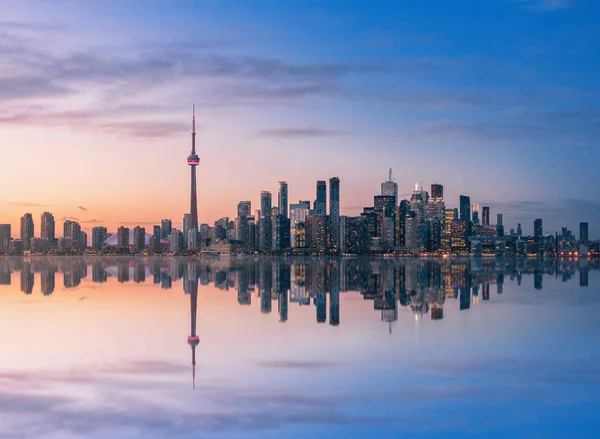 Toronto Skyline bij zonsondergang met reflection - Toronto, Ontario, Canada — Stockfoto