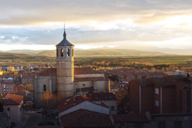 Santiago Kilisesi ile gün batımında Avila havadan görünümü-Avila, CAS