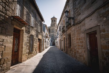 Eski üniversite Kulesi ile Baeza Ortaçağ Sokağı-Baeza, Jaen