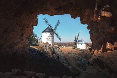 La Mancha 'nın Consuegra yel değirmenleri, Don Kişot hikayeleri ile ünlüdür