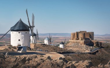Consuegra yel değirmenleri ve kale panoramik görünümü-Toledo, Casti