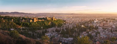 Granada şehrin panoramik görünümü gün batımında Alhambra ile-Granada