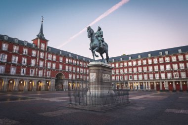 Plaza Mayor ve Kral Philip III heykeli-Madrid, Ispanya