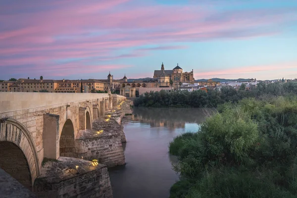 Skyline de Córdoba al amanecer con Old Roman Bridge y Mosque Cath — Foto de Stock