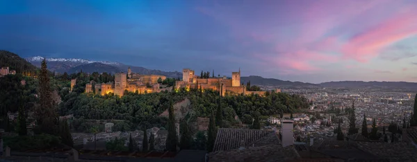 Panoramautsikt över Alhambra och Sierra Nevada vid solnedgången-Granada — Stockfoto