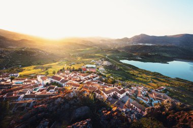 Zahara de la Sierra şehrinin hava görünümü gün batımı-Zahara de La