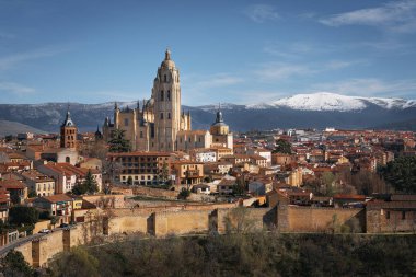 Katedral ve şehir duvarları ile Segovia silüetinin havadan görünümü-S