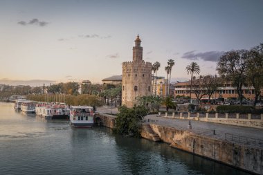 Torre del Oro Kulesi ve Guadalquivir Nehri gün batımı-Seville, 