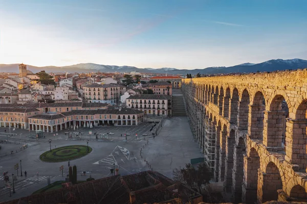 Luchtfoto van Romeins Aquaduct van Segovia en Plaza Oriental Squa — Stockfoto