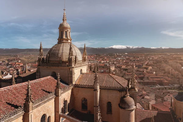 Vista aérea de la ciudad vieja de Segovia y Catedral - Segovia, Castilla — Foto de Stock