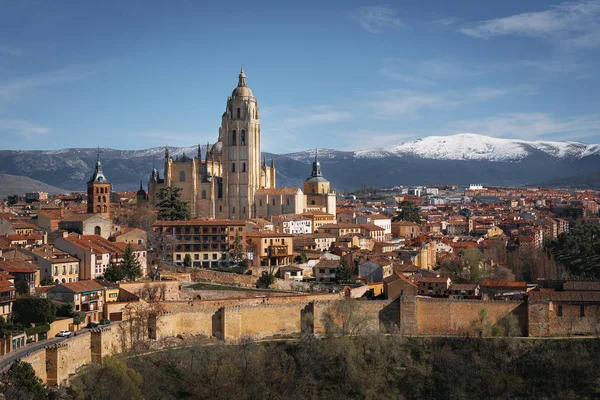 Vista aérea del horizonte de Segovia con Catedral y Murallas de la Ciudad - S — Foto de Stock