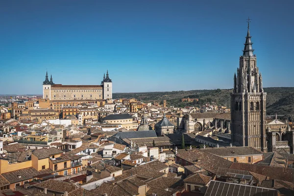 Vista aérea de la ciudad de Toledo con la Torre de la Catedral y Alcázar - To — Foto de Stock
