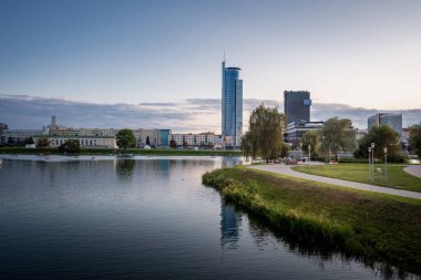 Svislach Nehri 'nin gün batımı manzarası - Minsk, Belarus