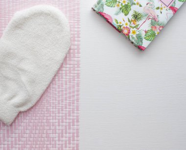 Beyaz ve pembe arka plan üstünde defter ile düz düzen banyo