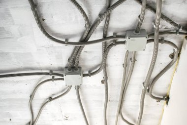Ev veya daire Durin onarım, bağlantı kutusu, yüksek voltaj montajı profesyonel taslak elektrik kablolama. Bina ev kavramı, daire elektrik dağıtımı, güvenlik