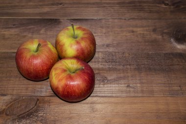 Ahşap arka planda elma. Uygun diyet. Sağlıklı beslenme. Vejetaryenlik. Uygun kahvaltı. Doğru snack. 