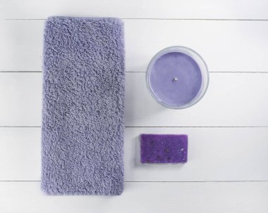 Düz yatıyordu spa banyo beyaz ahşap arka planda, hijyen ürünleri en iyi görün. Mum ve havlu ile el yapımı Sabun lavanta.