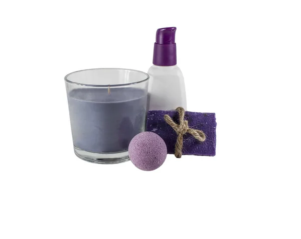 Isolierte Wellness-Kosmetikprodukte auf weißem Hintergrund, Objekte von oben für Hygiene. Bombe, handgemachte Seife und Kerze Lavendel mit Schlauch. — Stockfoto