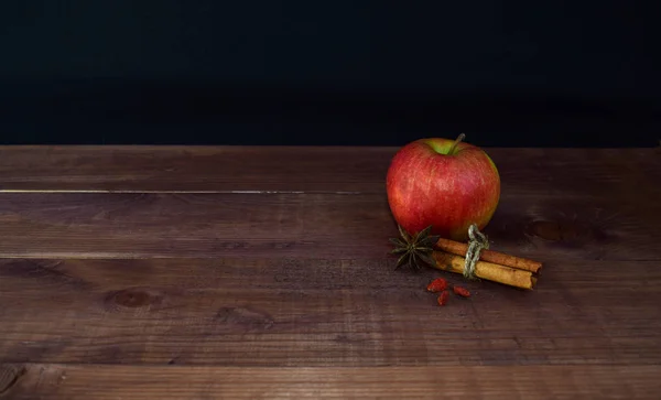 Manzanas con especias y canela sobre fondo de madera. Apropiado —  Fotos de Stock