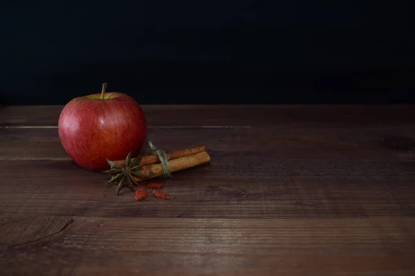 Manzanas con especias y canela sobre fondo de madera. Apropiado —  Fotos de Stock