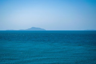 Güneydoğu Asya, Tayland 'da egzotik beyaz kumsal manzarası. Dağın manzarası. Sisli ufuk.