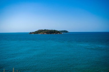 Güneydoğu Asya, Tayland 'da egzotik beyaz kumsal manzarası. Dağdan görünüm.