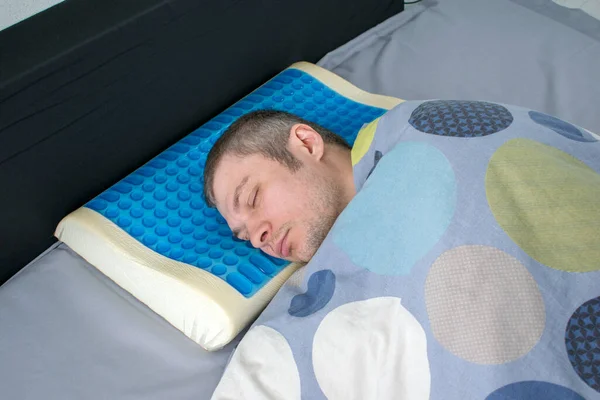 Hombres Acostados Cama Con Almohada Ortopédica Concepto Postura Saludable Almohada — Foto de Stock